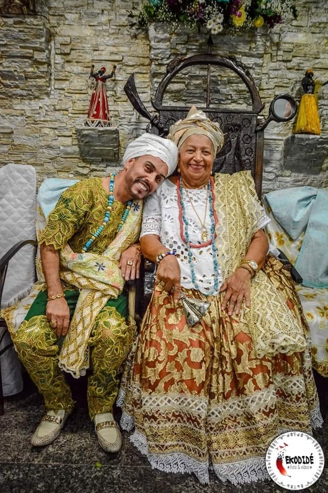 Pai Diney ao lado de uma Ialorixá amiga da casa, ambos paramentados