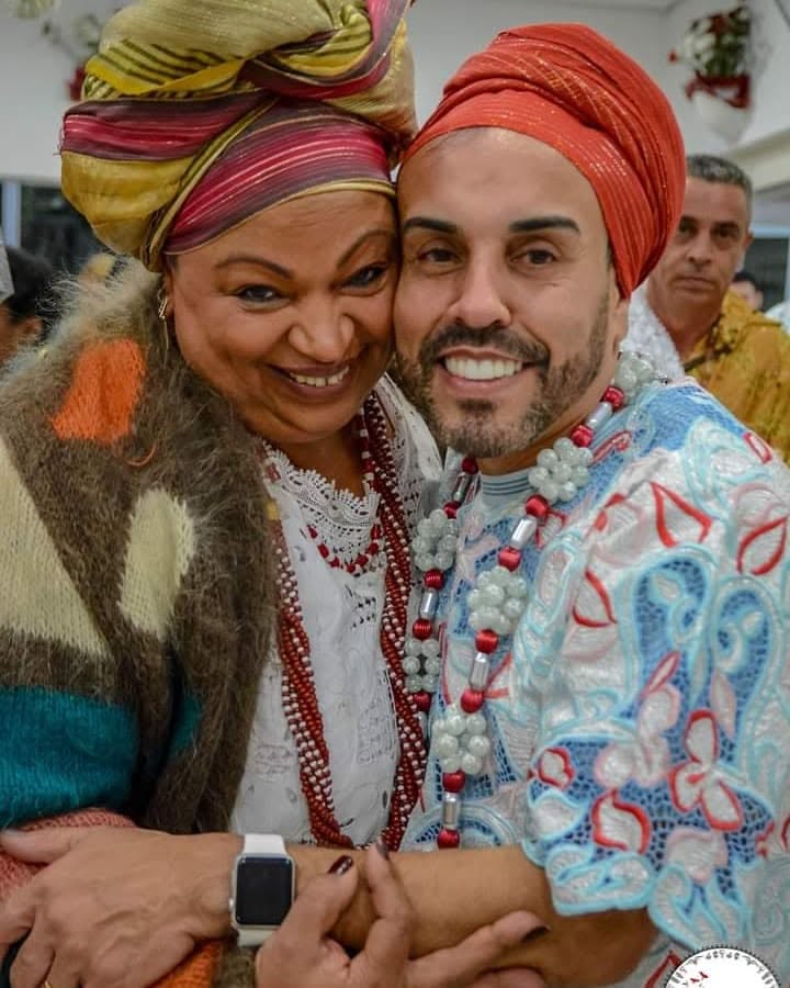 Pai Diney sorridente ao lado de uma Ialorixá da casa