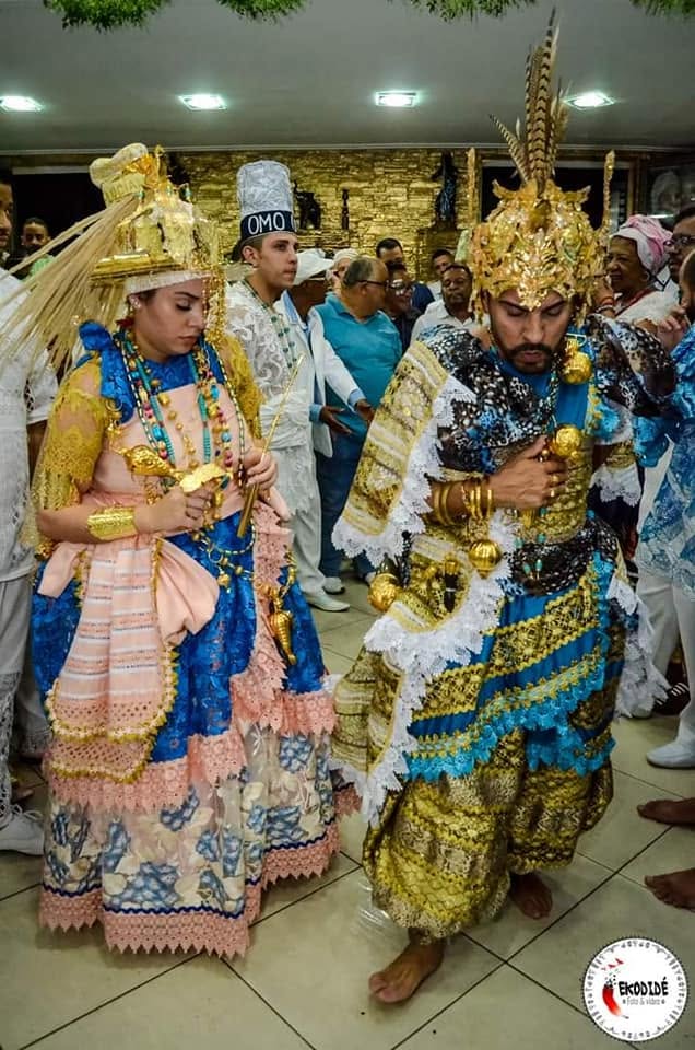 Pai Diney em cortejo com sua rombona, paramentados de Ọ̀ṣọ́ọ̀sì e Ògún