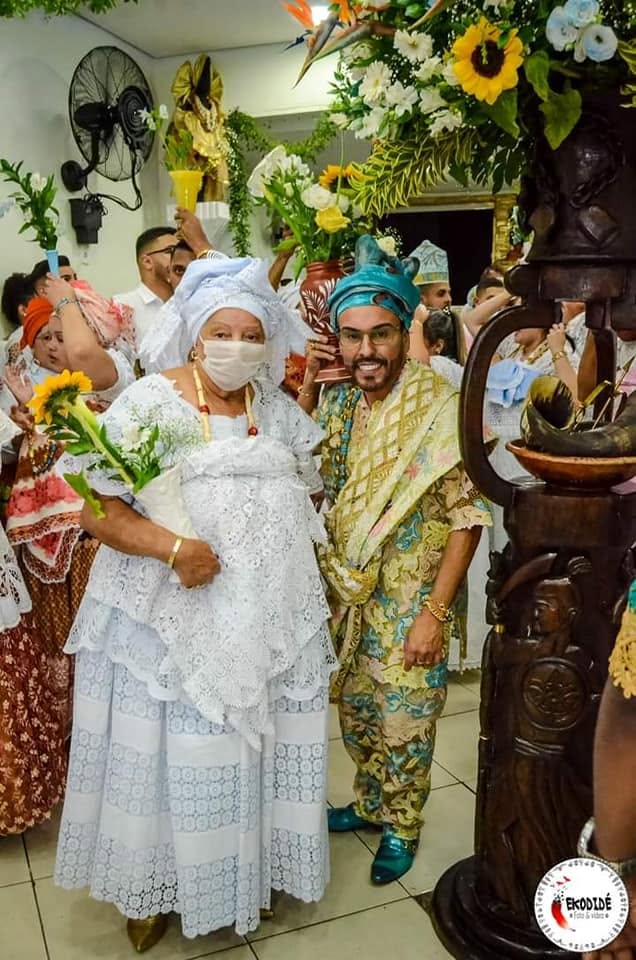 Pai Diney em cortejo junto a uma Ialorixá da casa, diante do altar