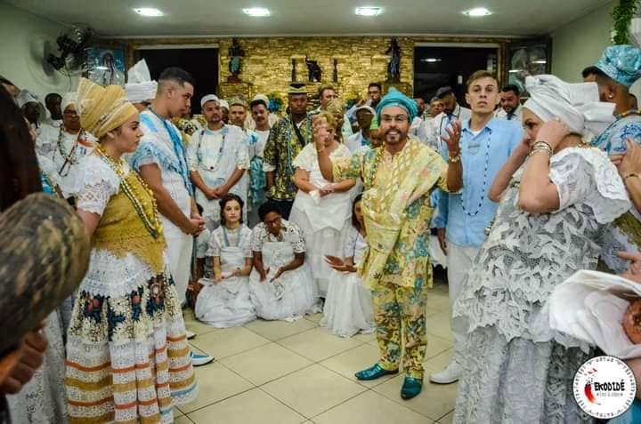 Pai Diney conduzindo a roda durante a festa