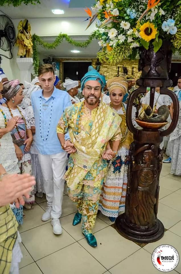Pai Diney em cortejo, paramentado para a festa de Ọ̀ṣọ́ọ̀sì