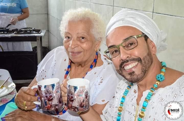 Pai Diney tomando café com uma das mais velhas da casa