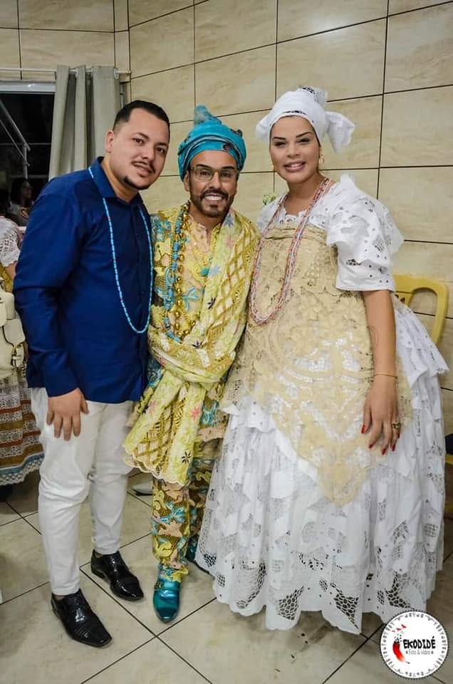 Pai Diney ao lado de convidados, trajado para a cerimônia