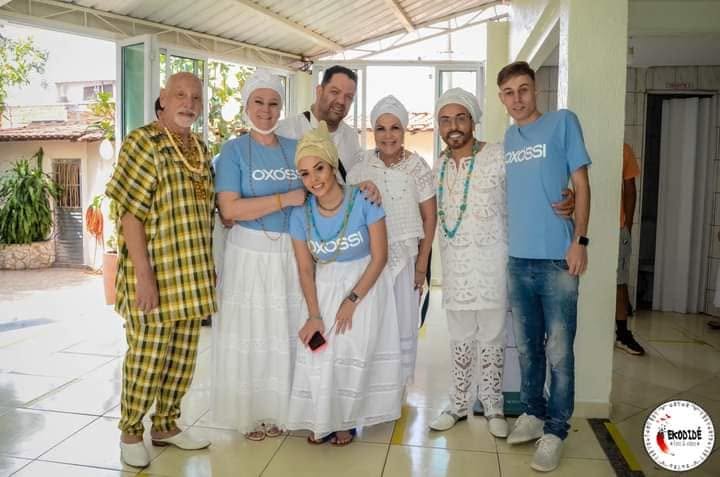 Grupo de filhos e visitantes reunidos na festa da casa
