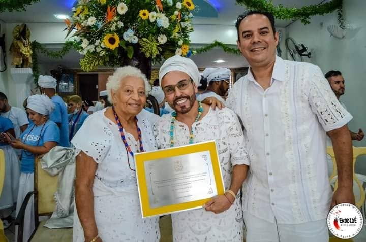 Pai Diney recebendo uma homenagem ao lado de irmãos de santo