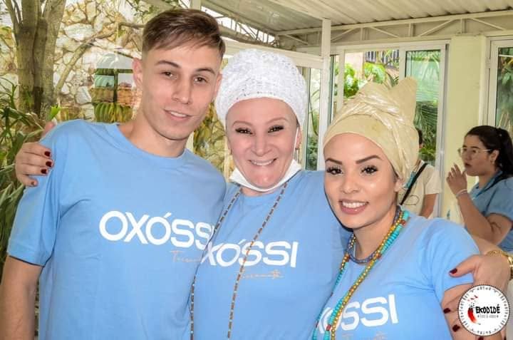 Pai Diney com filhas e filho de santo, camisa da equipe Ọ̀ṣọ́ọ̀sì