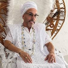 Pai Diney, Babalorisá do Ilé Àṣẹ Marokétu Ògún e Ọ̀ṣọ́ọ̀sì, paramentado de branco