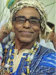 Bàbá Nininho T'Ògún, com turbante e colares